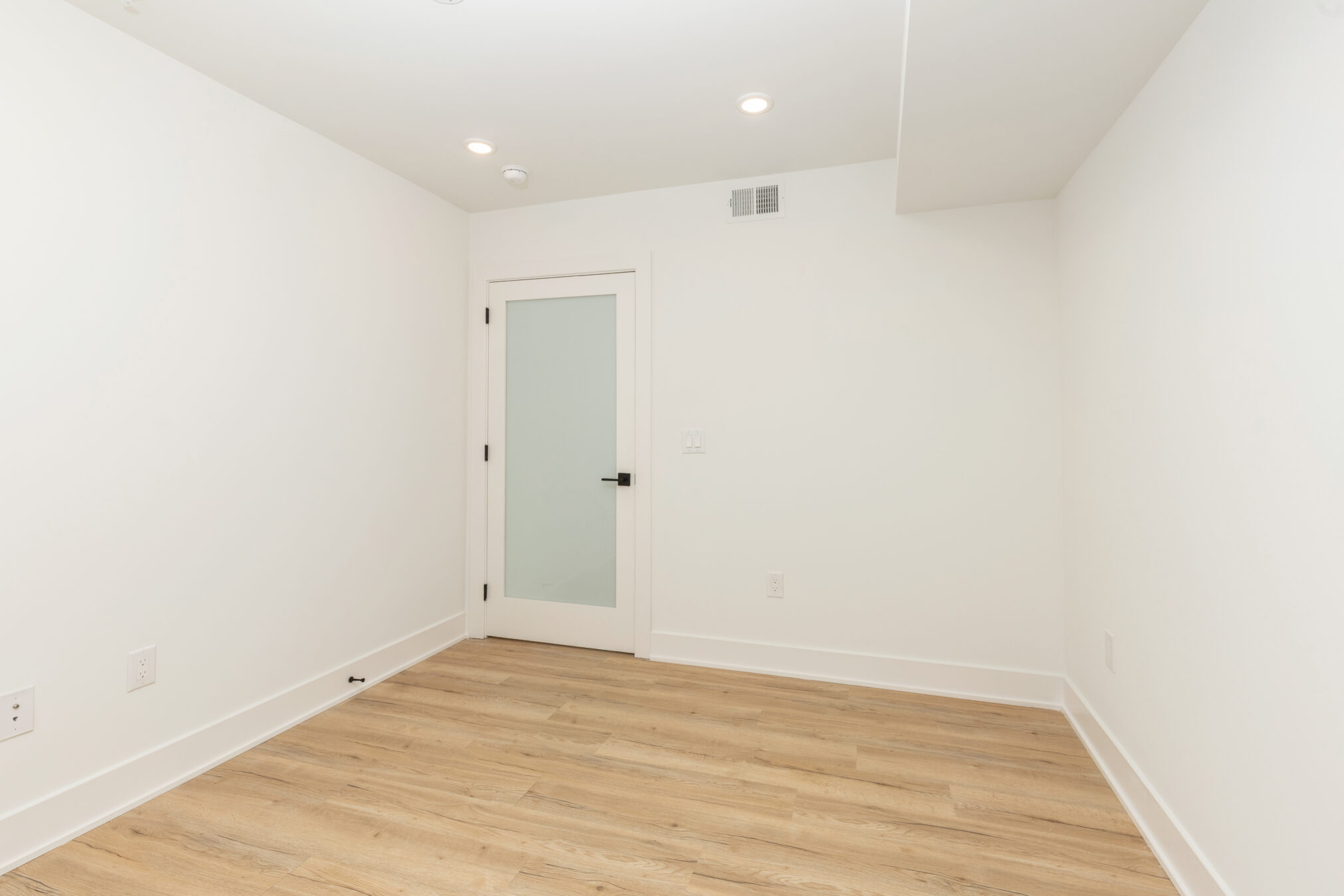 Property Photo For 629 W Girard Ave, Unit 607