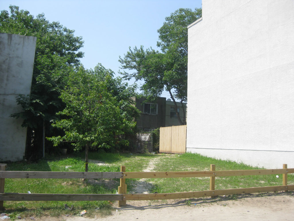 Photo 1 - 2002-04 titan st