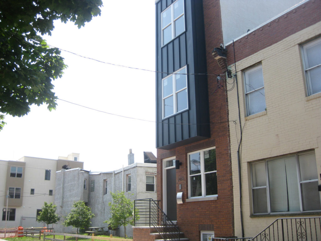 Photo 3 - 2006 titan st western view