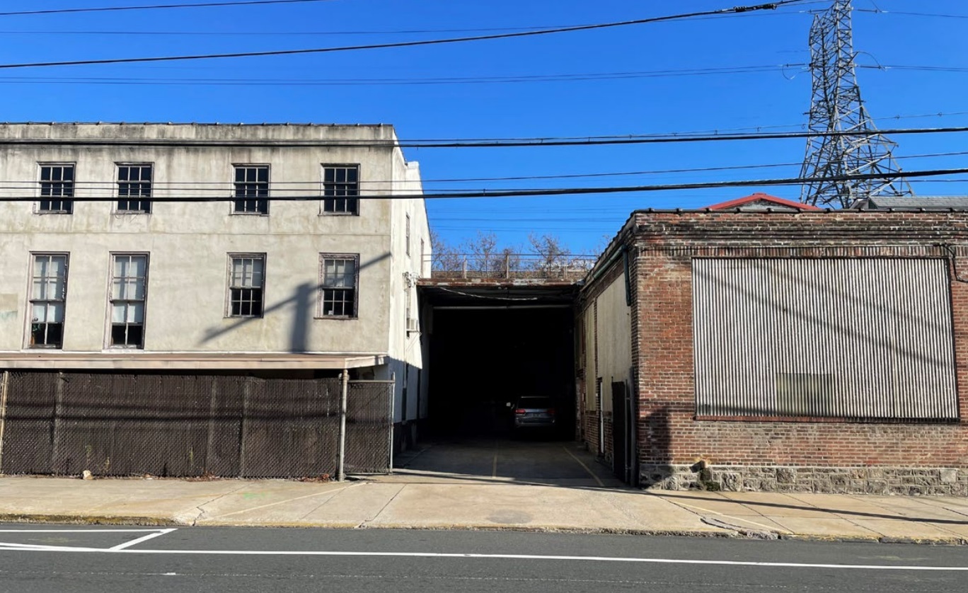 02-MainSt-07 Exterior Loading