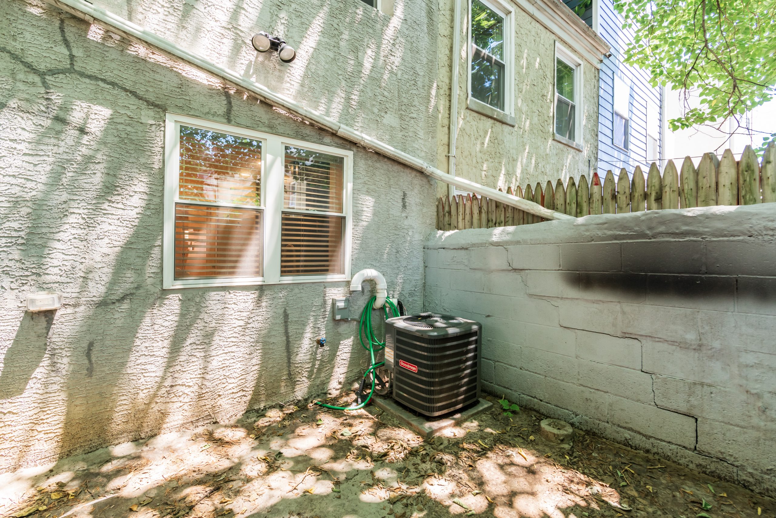 2208 Montrose St_-08