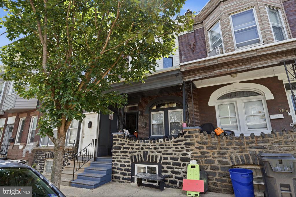 Property Photo For 910 E WESTMORELAND ST